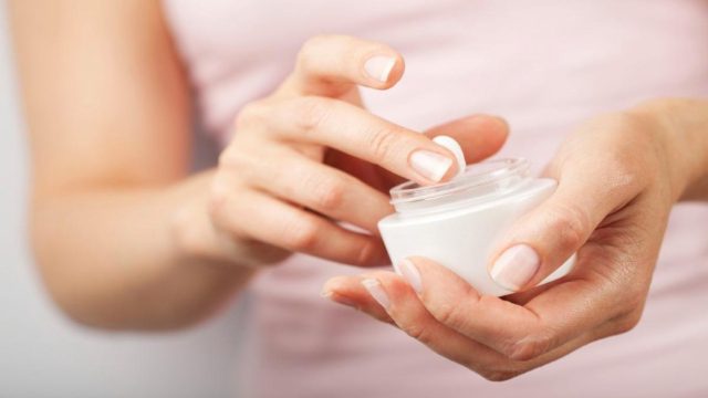 Φτιάξτε σπιτική κρέμα χεριών με τίλιο, λεμόνι και γιαούρτι