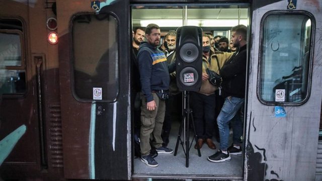 Χωρίς μάσκες στα ΜΜΜ 1.500 αγρότες από την Κρήτη – Έκαναν απόβαση στον Πειραιά