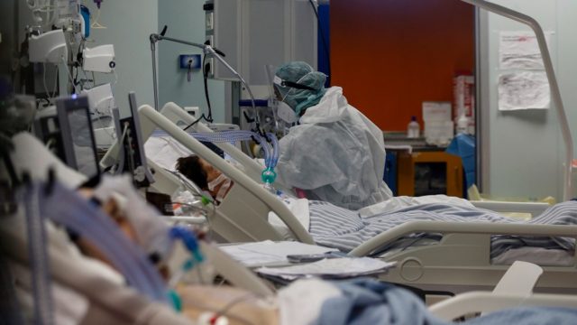 Κορωνοϊός: «Κόκκινος» συναγερμός με 8.613 νέα κρούσματα και 46 θανάτους – Στους 486 οι διασωληνωμένοι