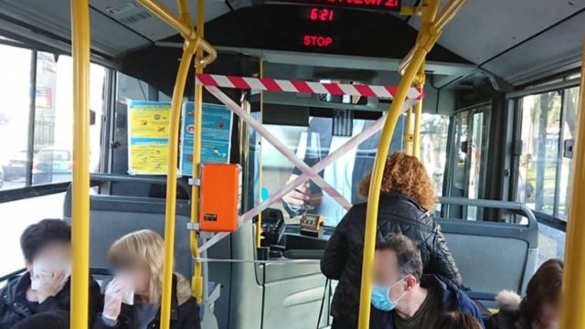 Επίθεση οδηγού ΚΤΕΛ σε μαθητή επειδή κατέβασε τη μάσκα του: «Θα σε πετάξω έξω με κλωτσιές»
