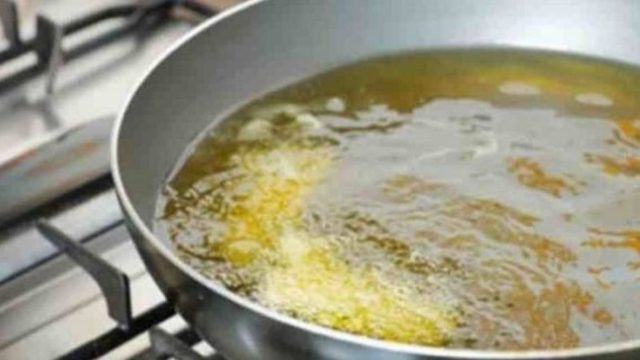 Ρίχνετε το λάδι στον νεροχύτη μετά το τηγάνισμα; Σταματήστε αμέσως
