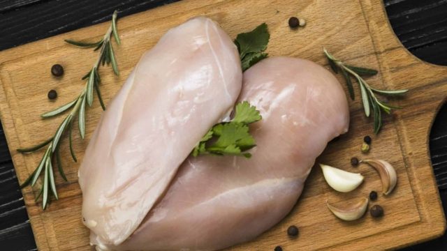 Αν πιέσετε το φιλέτο κοτόπουλο και κάνει «λακκούβα» σημαίνει ότι…
