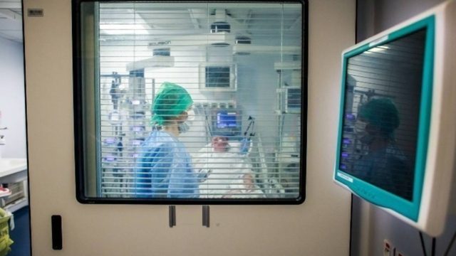 Οικογενειακή τραγωδία στη Λάρισα: Νεκρή η μάνα, μάχη να κρατηθεί στη ζωή δίνει η κόρη – Και οι δύο ανεμβολίαστες