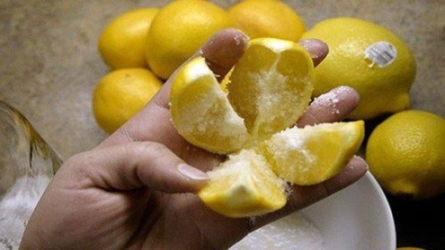 Κόψτε το λεμόνι στα 4 και ρίξτε αλάτι… Αυτό το κόλπο θα αλλάξει τη ζωή σας!