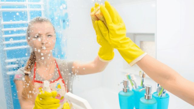 Πήρε λεμόνι και ξύδι για να καθαρίσει τους καθρέπτες του σπιτιού –  Δε θα πιστεύετε αυτό που συνέβη