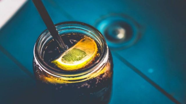 Προσοχή: Μην βάλετε ποτέ ξανά λεμόνι στο ποτό σας – Κινδυνεύετε από…