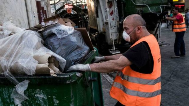 Απίστευτο περιστατικό στη Λήμνο: Πέταξε κατά λάθος στα σκουπίδια 100.000 ευρώ