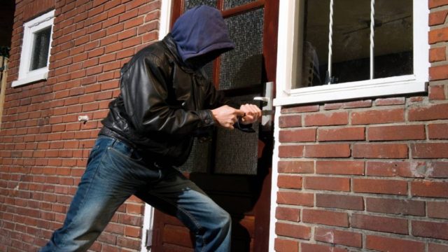 Τρόμος στην Βάρη: Εισέβαλαν στο σπίτι 48χρονης – Την ακινητοποίησαν με χρήση βίας για να την ληστέψουν