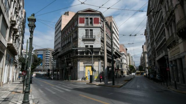 «Plan B» με απαγόρευση κυκλοφορίας: Τα μέτρα- μονόδρομος της κυβέρνησης για να μην γονατίσει το ΕΣΥ