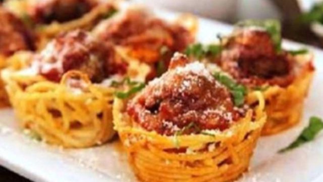Γέμισε με μακαρόνια το ταψάκι για muffin και… Το αποτέλεσμα; Δεν θα ξαναφάτε μακαρόνια όπως παλιά! (video)