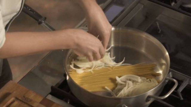 Βάζει τα μακαρόνια στην κατσαρόλα και προσθέτει κρεμμύδι… Το αποτέλεσμα; Εκπληκτικό!