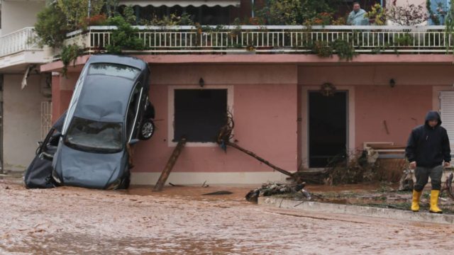 15/11/2017: Τέσσερα χρόνια από τις φονικές πλημμύρες στη Μάνδρα! Όταν νερό και λάσπη σκόρπισαν τον θάνατο