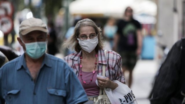 Αθανάσιος Εξαδάκτυλος: «Ανοιχτό το ενδεχόμενο να επιστρέψει η μάσκα παντού»
