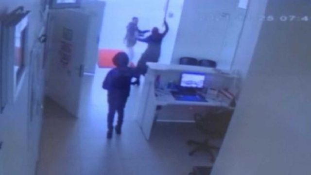 Σοκαριστικό: Γιατρός της είπε ότι πρέπει να χάσει κιλά και εκείνη τον μαχαίρωσε (video)