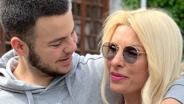 «Σεισμός» με την Ελένη Μενεγάκη: Γιατί ο γιος της έφυγε για να μείνει με τον Γιάννη Λάτσιο;