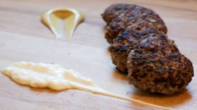 Πρόσθεσε στον κιμά για τα μπιφτέκια τριμμένη πατάτα – Μόλις δείτε το λόγο θα τρέξετε να το κάνετε