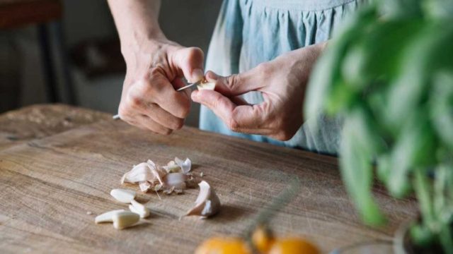 Tips για να ξεμυρίζουν τα χέρια από κρεμμύδι και σκόρδο