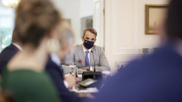 Νέα μέτρα: Τι οδήγησε την κυβέρνηση στον υποχρεωτικό εμβολιασμό των άνω των 60 – Το παρασκήνιο της απόφασης