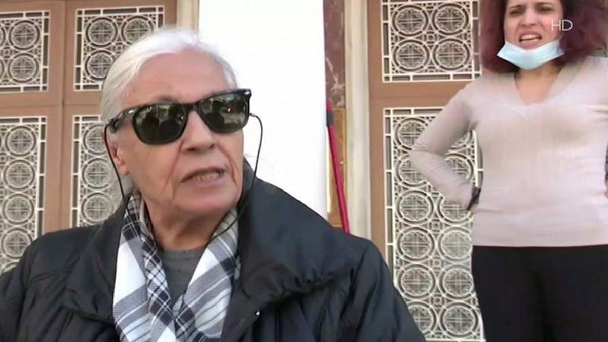 Απίθανο show έξω από εκκλησία μεταξύ νεωκόρου και αρνήτριας: «Εσύ λυσσάς πιο πολύ απ’ τον αντίχριστο»!