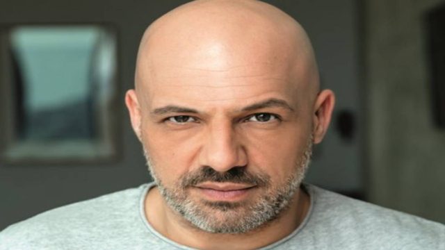 Σάλος: Τα καυτά φιλιά του Νίκου Μουτσινά με εκρηκτική καλλονή!