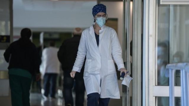 «Γροθιά» στο στομάχι μήνυμα νοσηλεύτριας: «Εδώ Γεννηματάς, φοβάμαι μαμά»