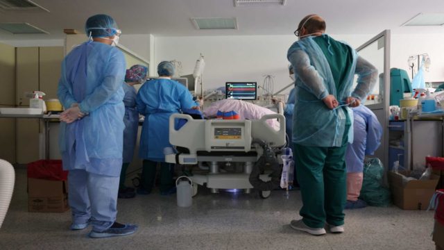 «Μαύρο» 48ωρο στον Βόλο: 11 νεκροί από κορωνοϊό – Ανεμβολίαστη μητέρα 3 παιδιών το τελευταίο θύμα