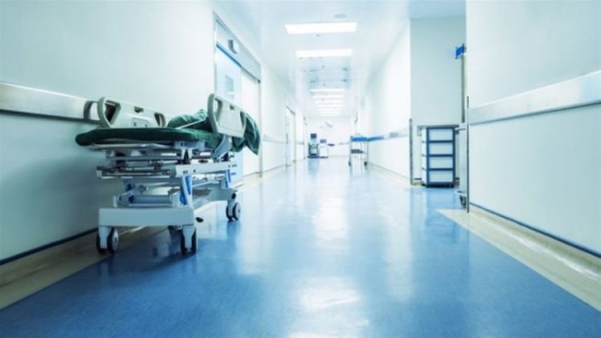 Κωμικοτραγικές καταστάσεις στο νοσοκομείο Λαμίας: Ασθενής με κορωνοϊό επιτέθηκε γυμνή σε γιατρούς κρατώντας… σταυρό (Video)