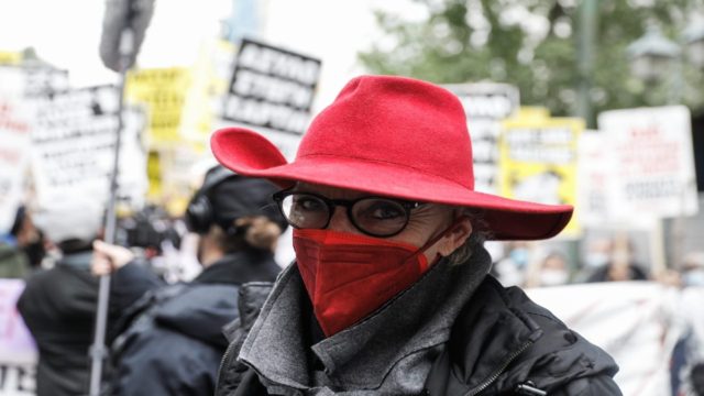 Πολυτεχνείο: Στις εκδηλώσεις για την επέτειο η ολλανδή δημοσιογράφος – Κάνει αισθητή την παρουσία της με το κόκκινο καπέλο