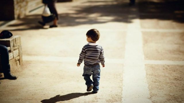 Παιδάκι μόλις 1,5 έτους περιπλανιόταν μόνο του στους δρόμους – Το βρήκαν δύο 14χρονα (video)