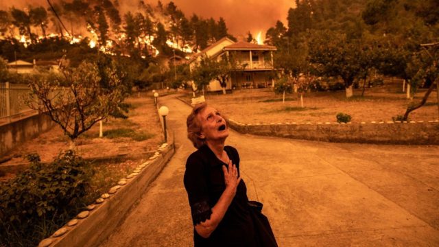 Στις καλύτερες φωτογραφίες του “Time” η συγκλονιστική στιγμή με την ηλικιωμένη στις φωτιές της Εύβοιας!