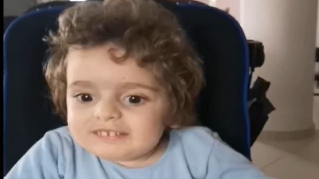 «Ραγίζει» καρδιές ο Παναγιώτης-Ραφαήλ: Αφηγείται παιδικό παραμύθι και συγκλονίζει