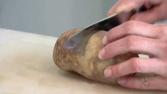 Άρχισε να κόβει μία πατάτα. Το αποτέλεσμα; Μοναδικό!