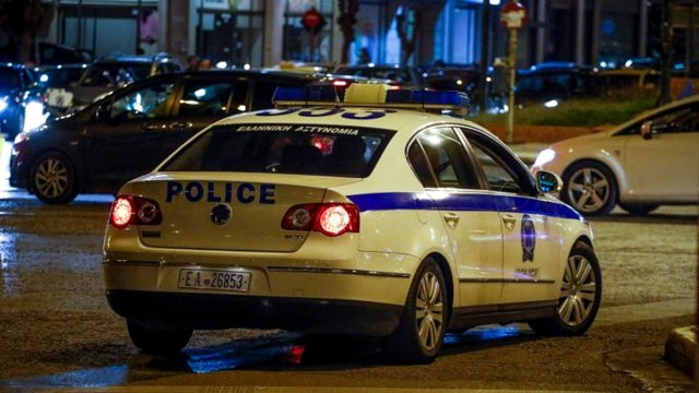 Θεσσαλονίκη: «Έφαγε» πόρτα σε μπαρ και προσπάθησε να εισβάλει με το αυτοκίνητό του