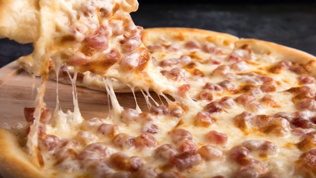 Η μυστική συνταγή για την λαχταριστή πίτσα της γιαγιάς