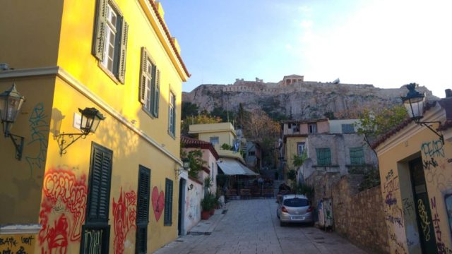 Η φωτογραφία της ημέρας: Κυριακάτικη βόλτα στην Πλάκα