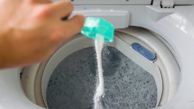 Ανακάτεψε μαγειρική σόδα με 3 υλικά και έριξε το μείγμα στο πλυντήριο – Θα τρέξετε να το κάνετε