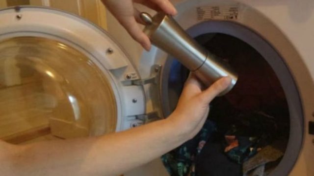 Έριξε στο πλυντήριο μαύρο πιπέρι – Δεν πίστευε στα μάτια της με αυτό που αντίκρισε όταν έβγαλε από μέσα τα ρούχα