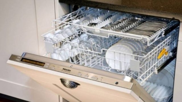 Το γνώριζες; Γιατί πρέπει να βάζεις πάντα ένα μπολ με ξίδι στο πλυντήριο πιάτων