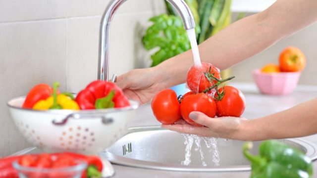 Προσοχή: Δες ποιες τροφές δεν πρέπει να πλένεις ποτέ – Είναι τελείως άχρηστο ή και επικίνδυνο
