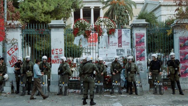 Πολυτεχνείο: Επίθεση σε συνεργείο του Mega – Τους έσπασαν την κάμερα!