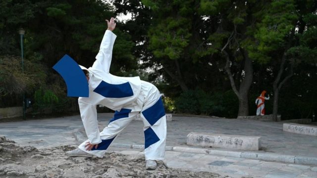 Η θεατρική παράσταση με την “άδεια σκηνή”: Έρχεται αύριο στον λόφο Κολωνού