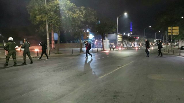 Πολυτεχνείο: Ένταση με μολότοφ σε Θεσσαλονίκη και Πάτρα – Αποπνικτική η ατμόσφαιρα