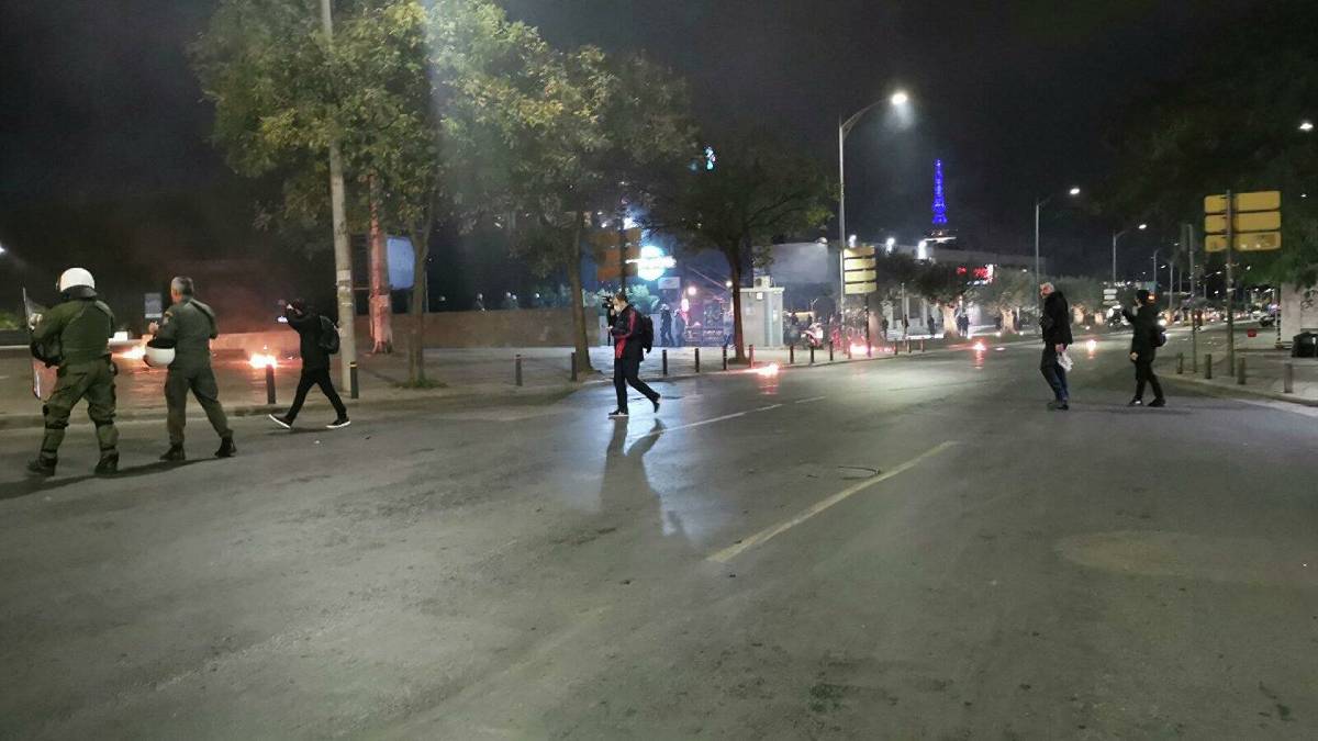 Πολυτεχνείο: Ένταση με μολότοφ σε Θεσσαλονίκη και Πάτρα – Αποπνικτική η ατμόσφαιρα