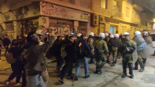 Πολυτεχνείο: Χάος στα Εξάρχεια – Πετροπόλεμος και… ντου αστυνομικών με προσαγωγές