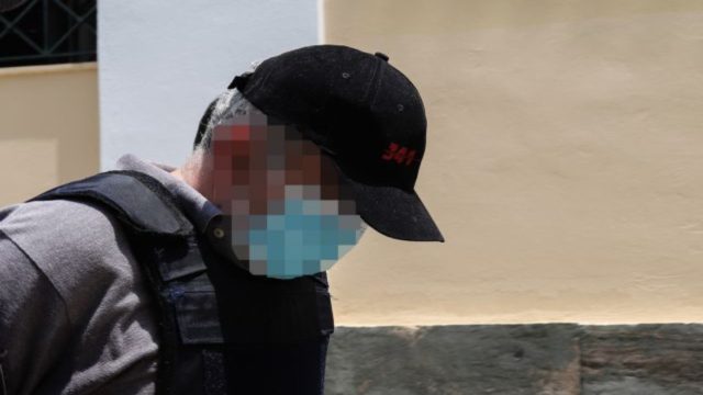 Συγκλονίζουν οι καταθέσεις συγγενών των θυμάτων του «ψευτογιατρού»: «Έβαζε ορό με βότανα στον πατέρα μου και καήκαν οι φλέβες του!» (Video)