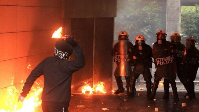 Πειραιάς: Πρώτη φυλάκιση για ρίψη μολότοφ – Στη φυλακή δύο νεαροί