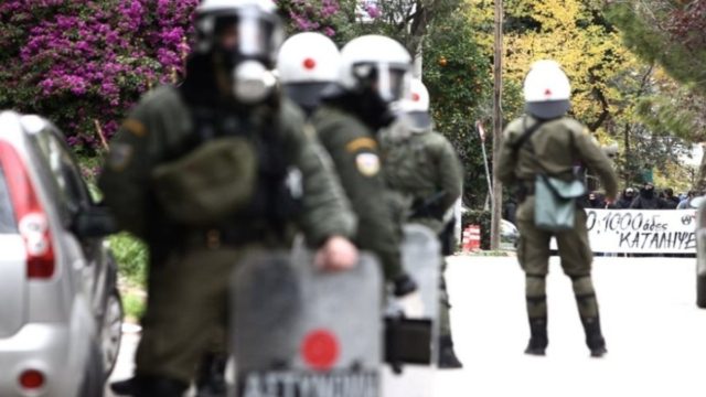 Επεισόδια στο Μαρούσι: Ανταλλαγή “πυρών” ανάμεσα σε αστυνομία και πυροσβέστες