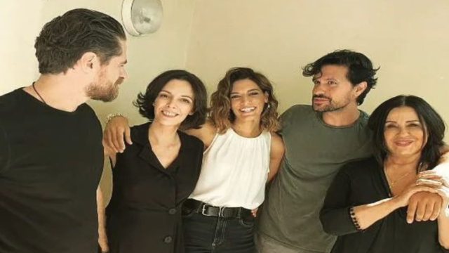 Περνούν καλά και αυτό βγαίνει προς τα έξω… : Η backstage φωτογραφία από το Σασμό που κάνει το γύρο του διαδικτύου
