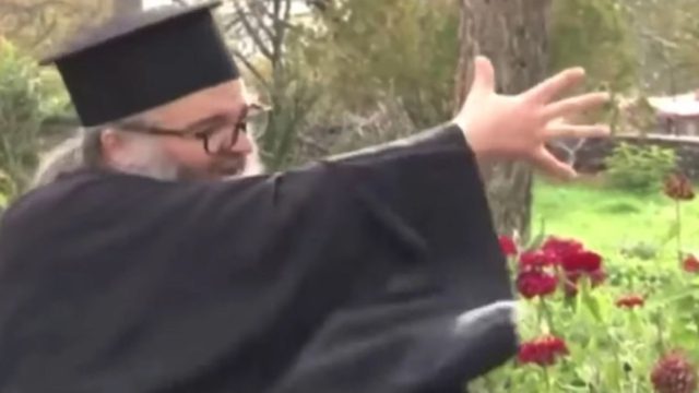 Ο “viral” ιερέας που μουτζώνει τους ανεμβολίαστους: “Πήρανε κόσμο στο λαιμό τους οι παπάδες…”