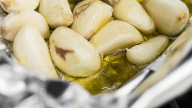 Τυλίγει το σκόρδο με αλουμινόχαρτο και τα τοποθετεί στον φούρνο – Ο λόγος; Θα σας τρελάνει